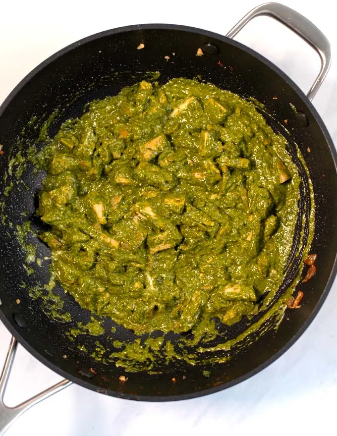Top view of a large pan with the Chicken Spinach Curry.