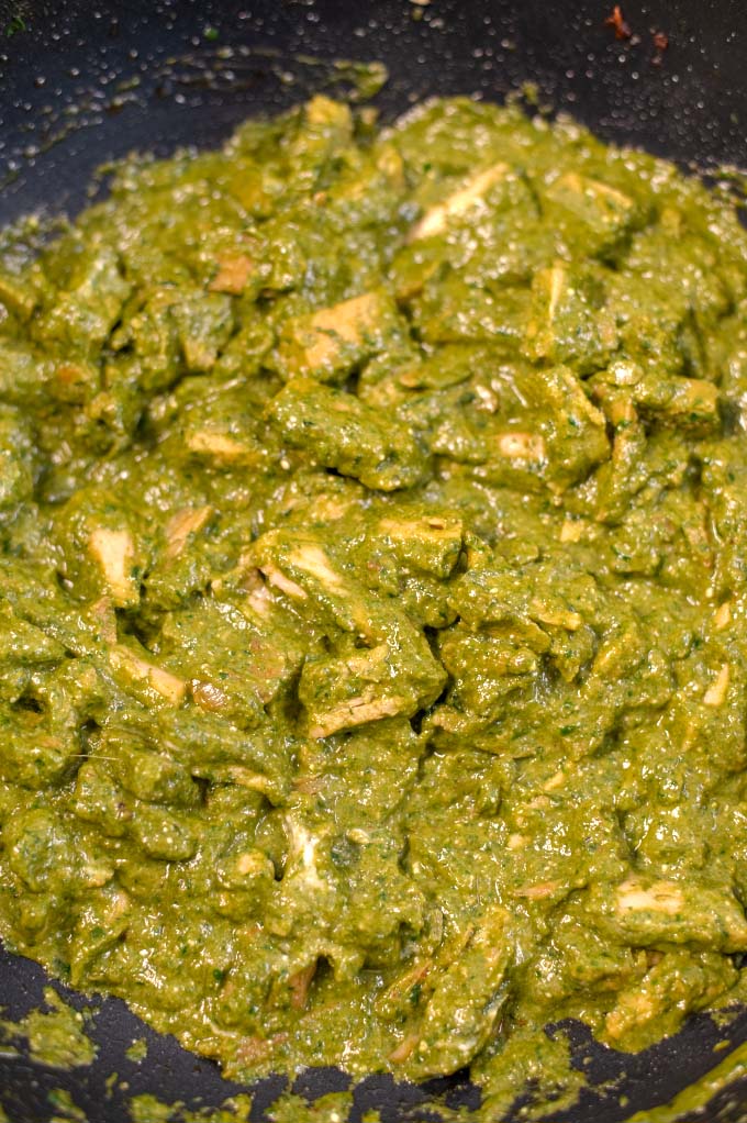 Closeup og Chicken Spinach Curry.