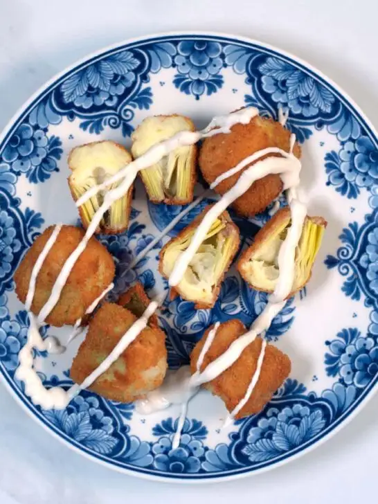 A serving of Fried Artichoke Hearts with sauce.