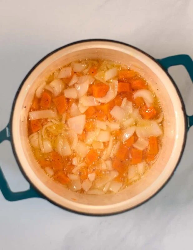 Onions and carrots are sauteed until fragrant.