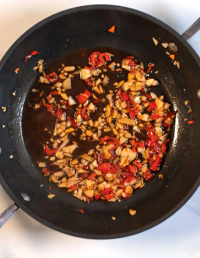 Soy sauce and the remaining seasonings are given to the pan with the fried spices.