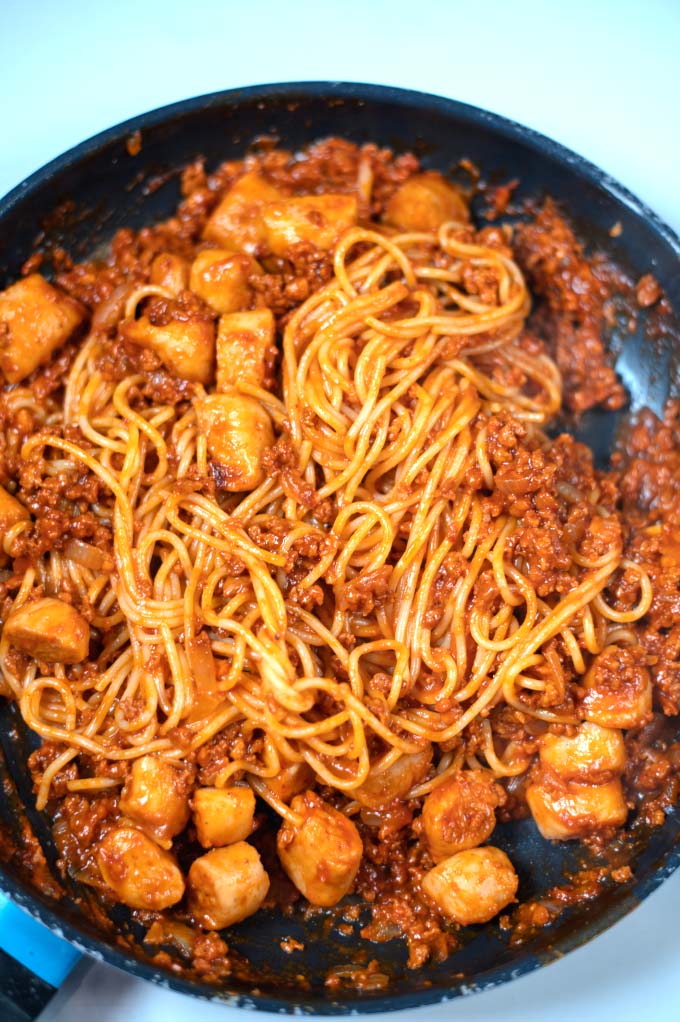 Closeup of Filipino Spaghetti in a pan.