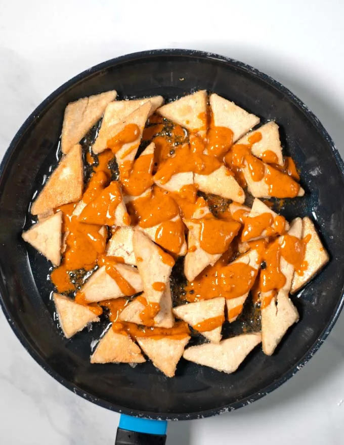 Peanut-lime dressing is given over the tofu bits.