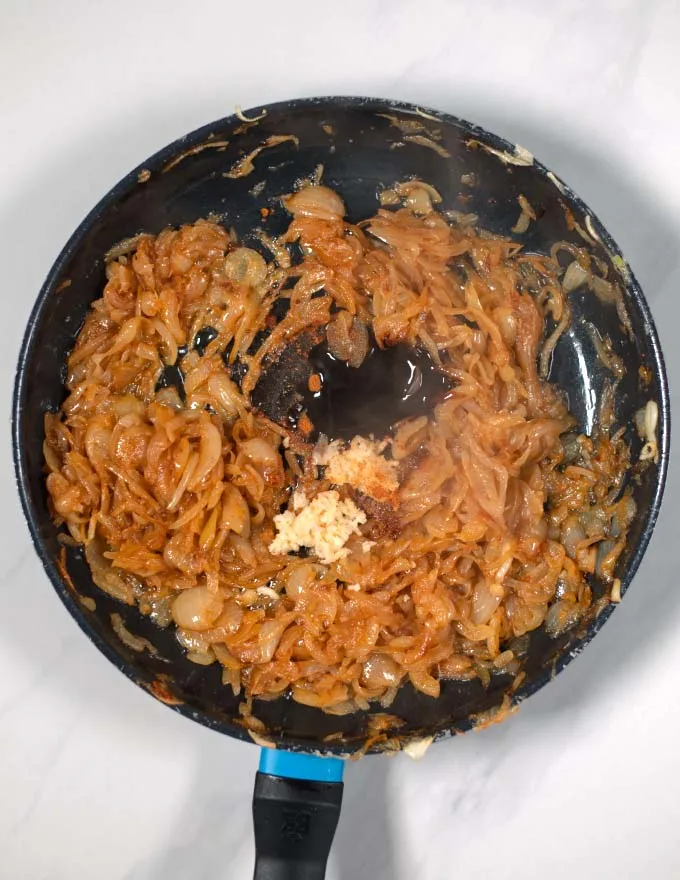 Tomato paste and garlic are used as base for the sauce in the onions.