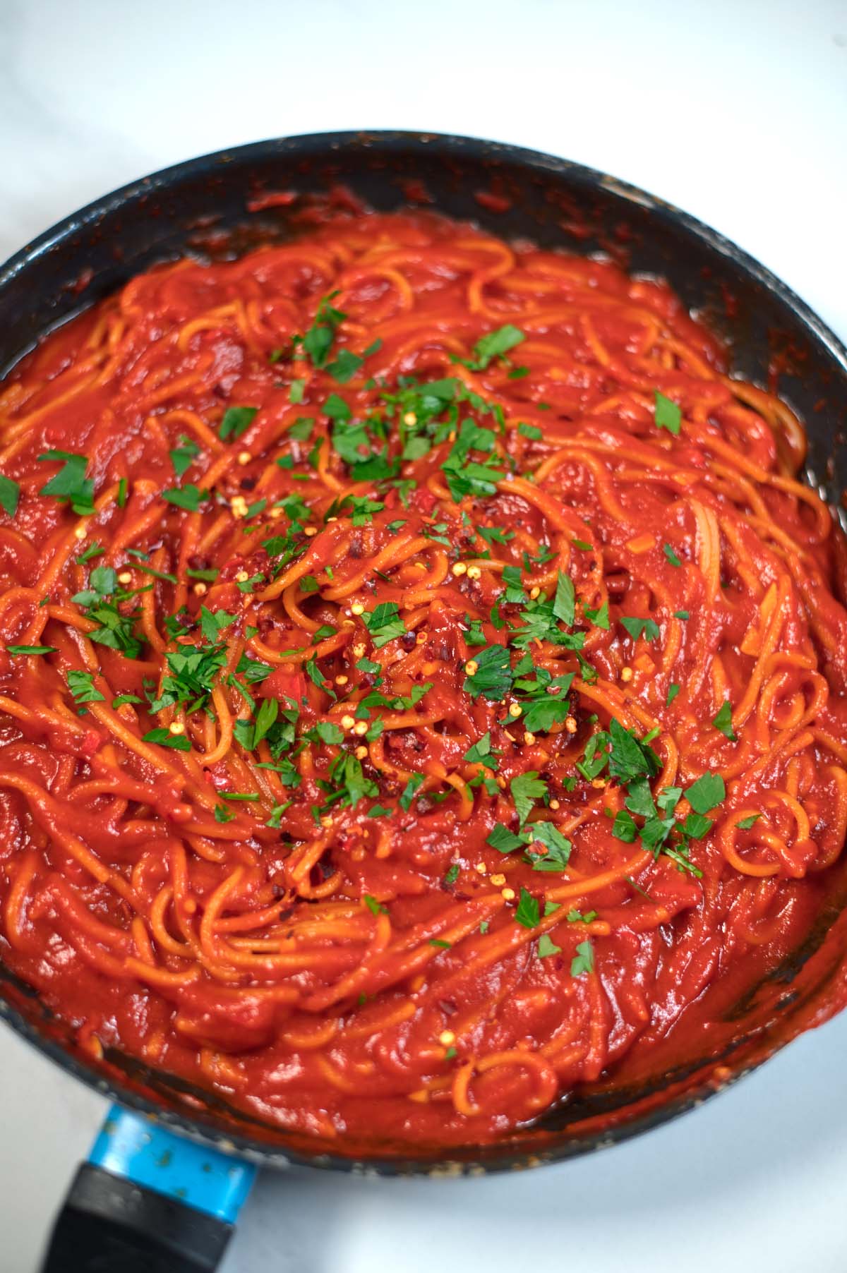 Ready to serve one-pan Spaghetti All'Assassina.