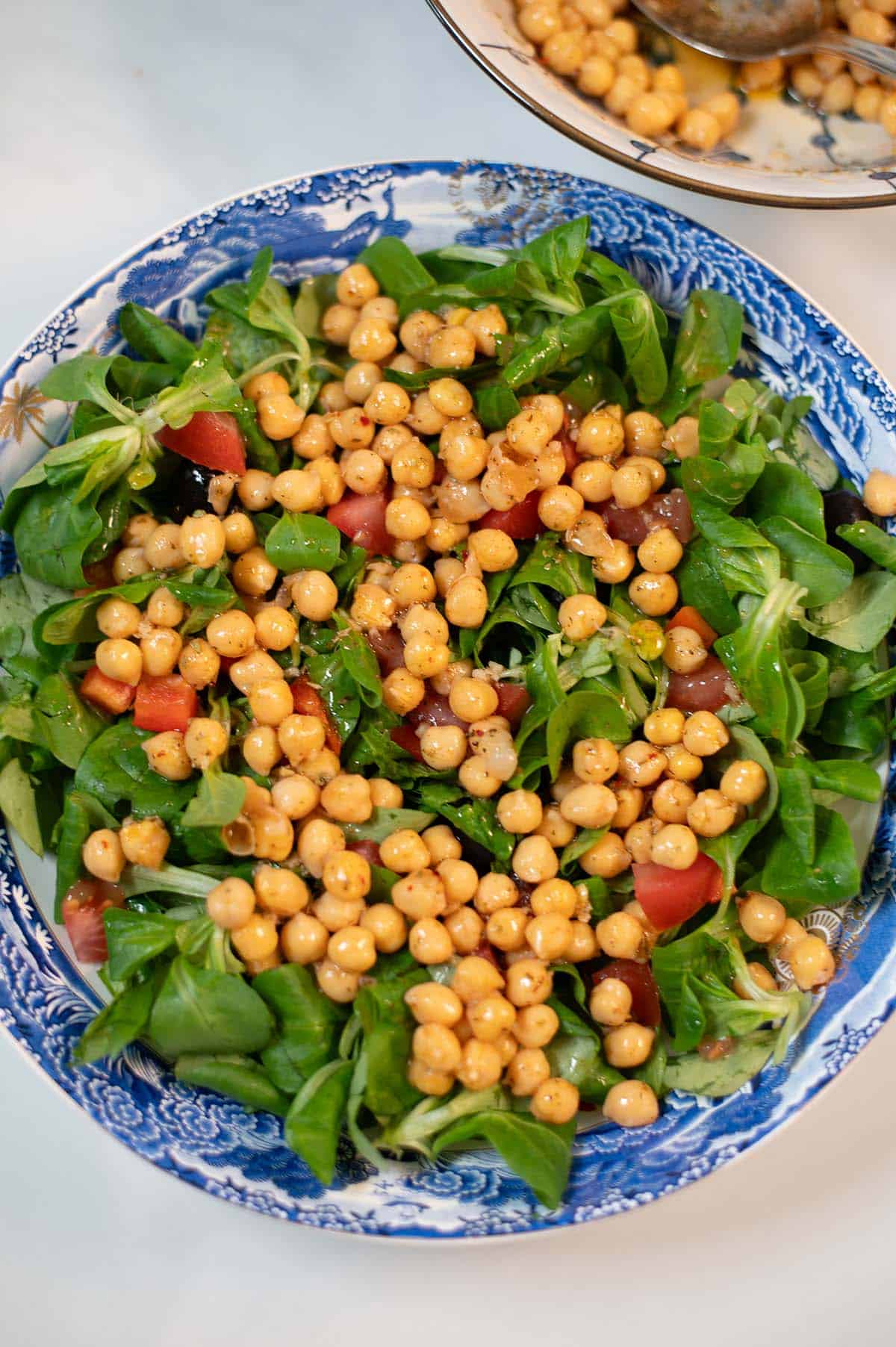 A frash salad with a topping of chickpeas.