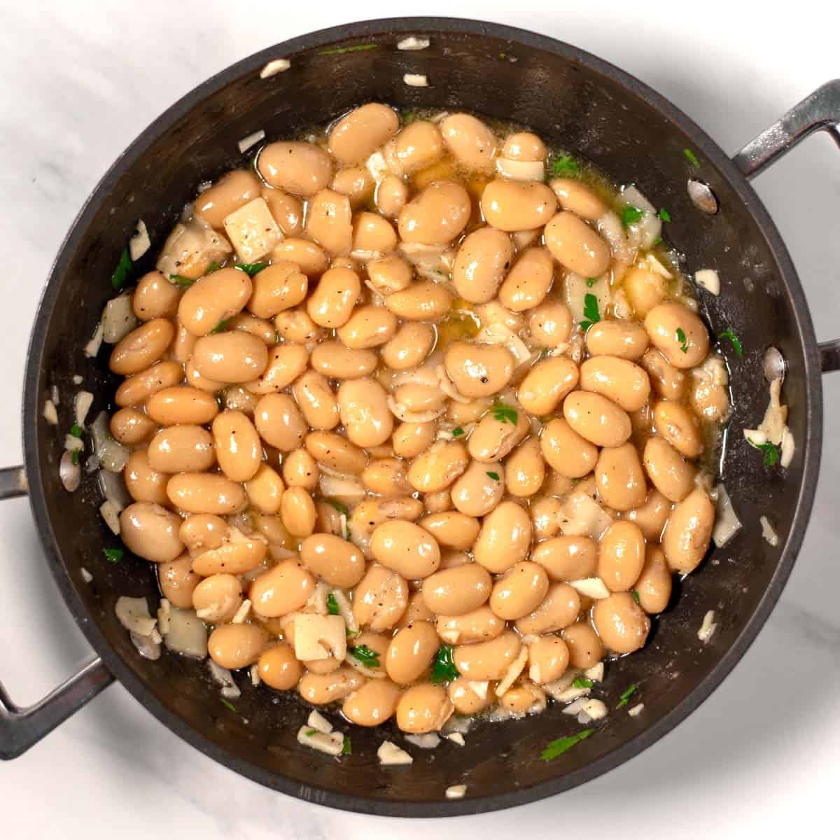 Ready Cacio e Pepe Beans in a pan.